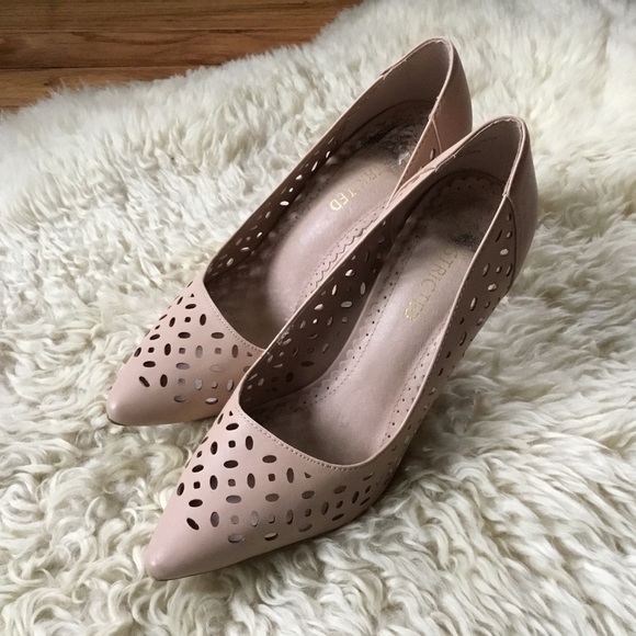 Restricted Nude Cut Out Wood Heeled Pump - Picture 2 of 8